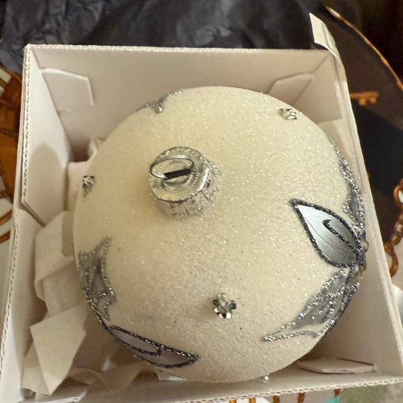 EUROPEAN Hand Crafted Glass Christmas ornaments. White and gray Made in Poland. - Picture 6 of 7